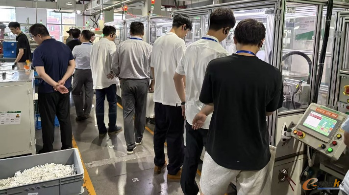 考察团在宁波公牛电器公司无人工厂考察