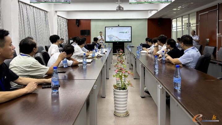 考察团在宁波公牛电器公司座谈交流