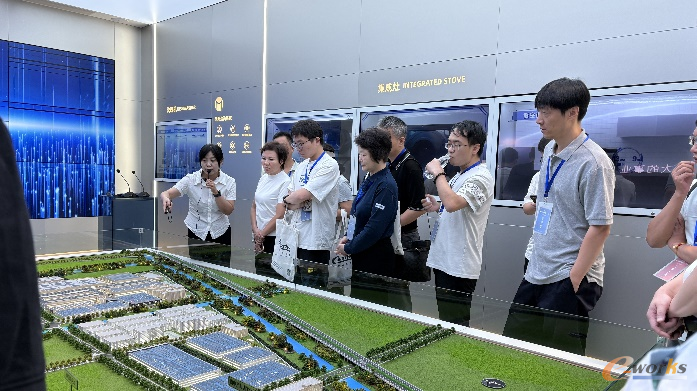 考察团在火星人厨具展厅考察交流