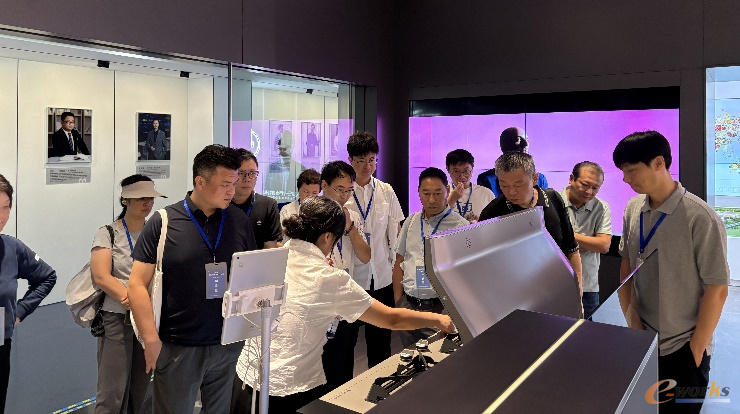 考察团在火星人厨具展厅考察交流
