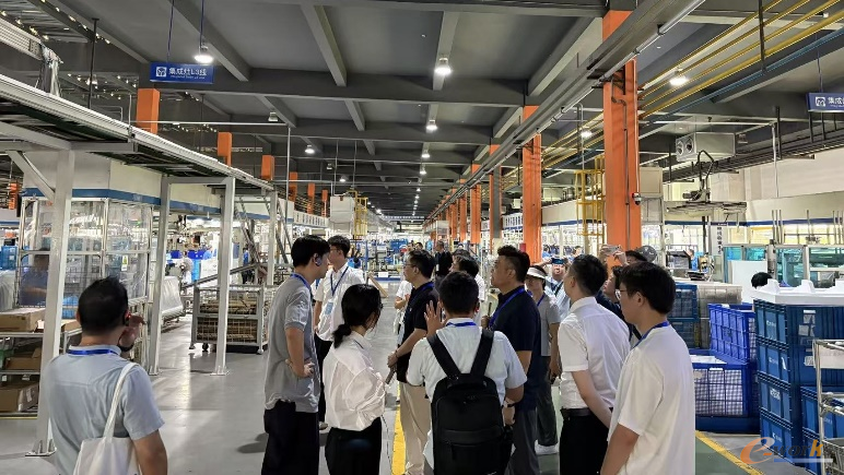 考察团在火星人厨具工厂考察