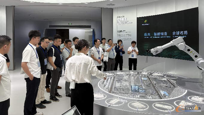 考察团在正泰新能展厅交流