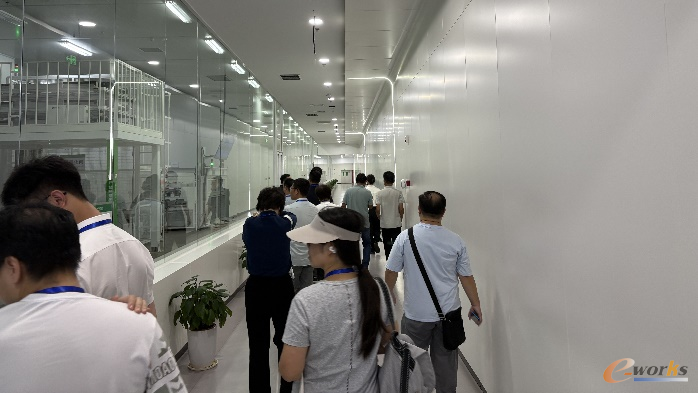 考察团在正泰新能智能工厂考察