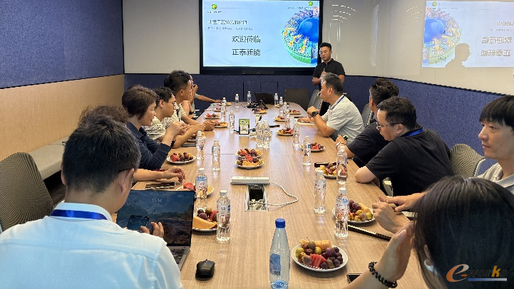 考察团在正泰新能座谈交流