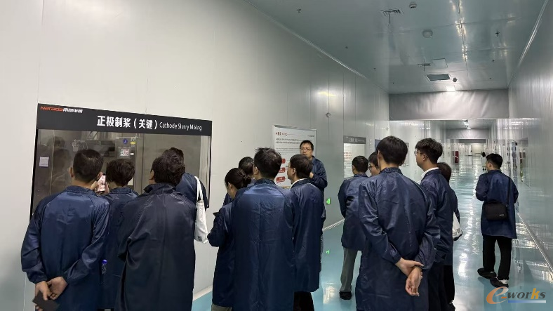 考察团在南都电源车间考察