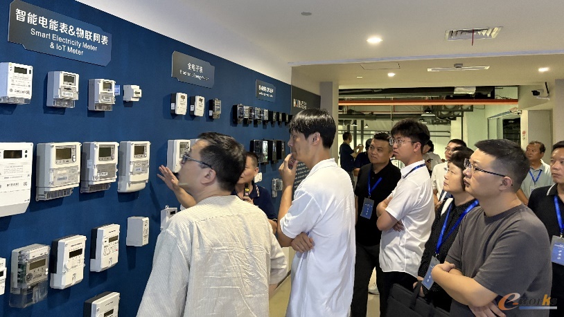 考察团在华立科技生产线上考察交流