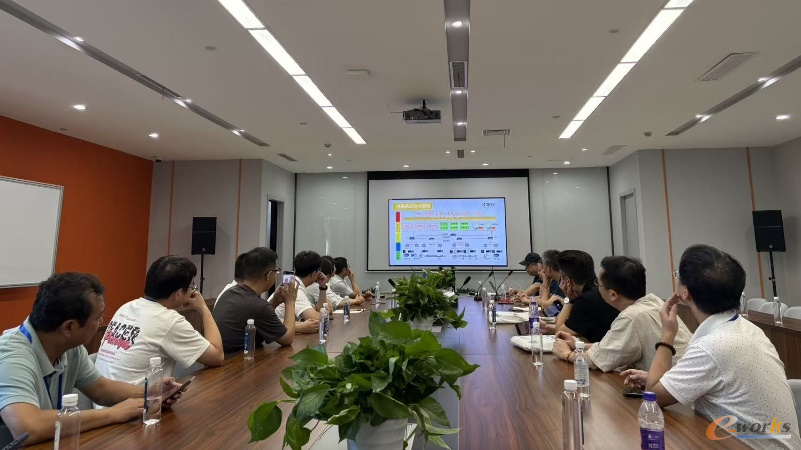 考察团在华立科技座谈交流