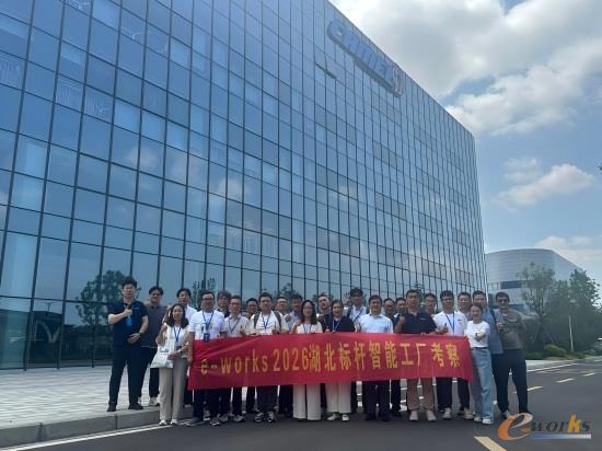 考察团在骆驼集团合影