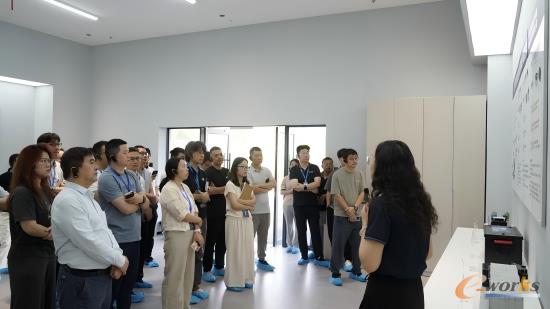 考察团聆听讲解