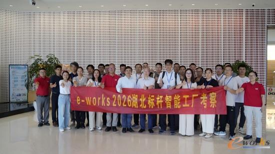 考察团在东风康明斯合影