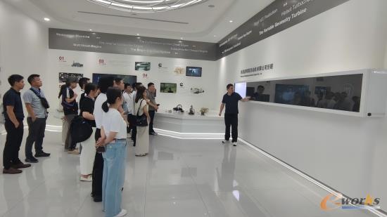 考察团在展厅参观