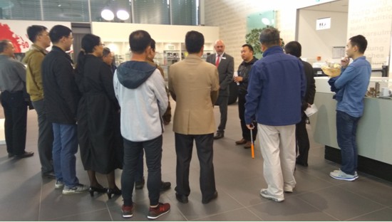 工作人员介绍奥迪历史及内卡苏姆总装厂