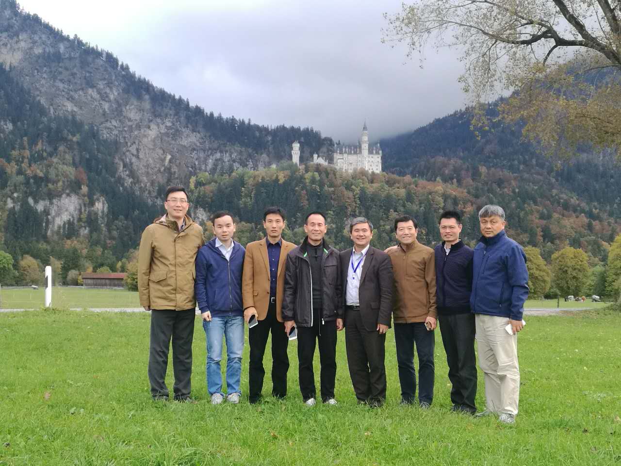 在阿尔卑斯山上的天鹅堡合影