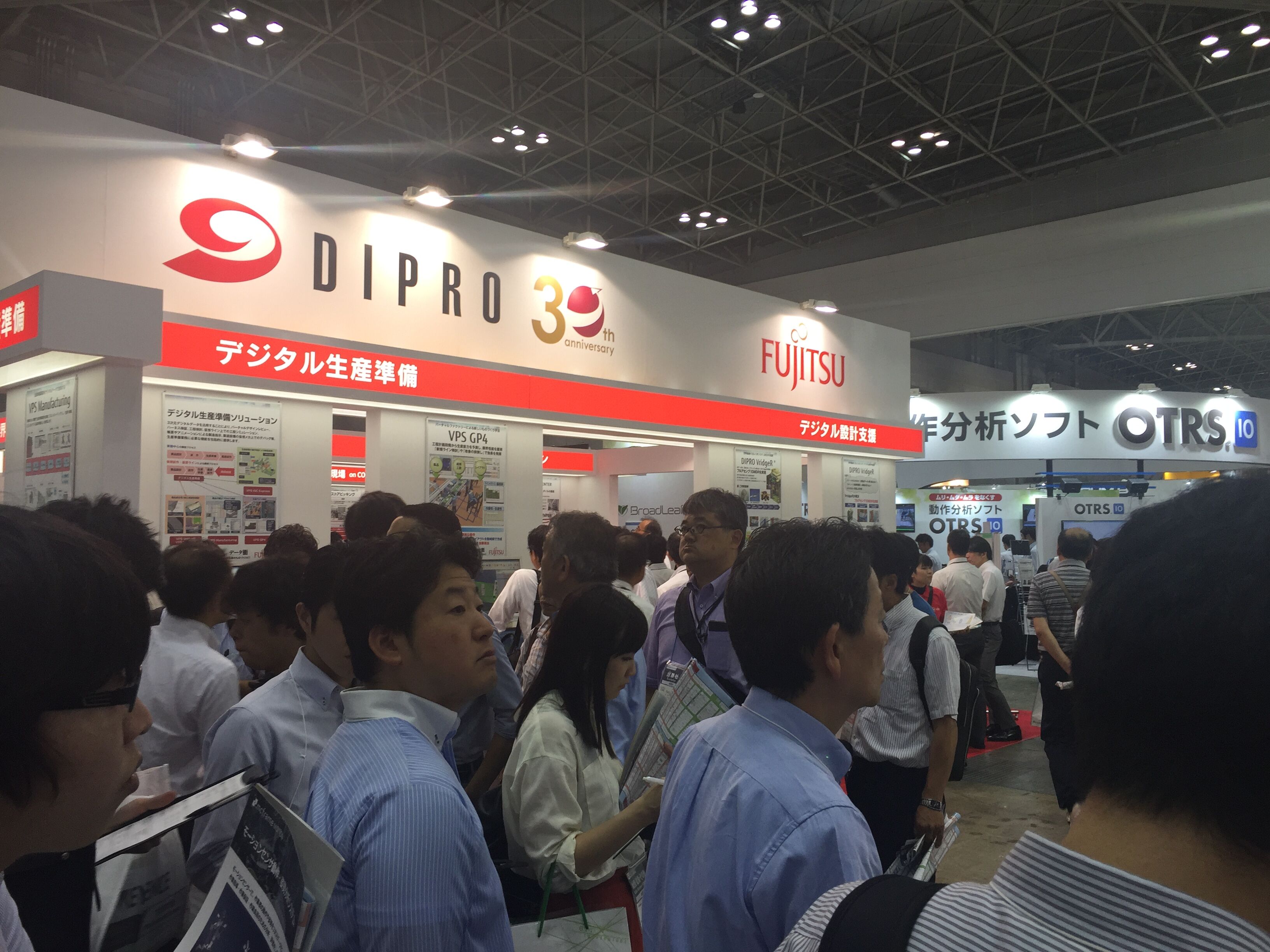 考察团成员参观日本工业展