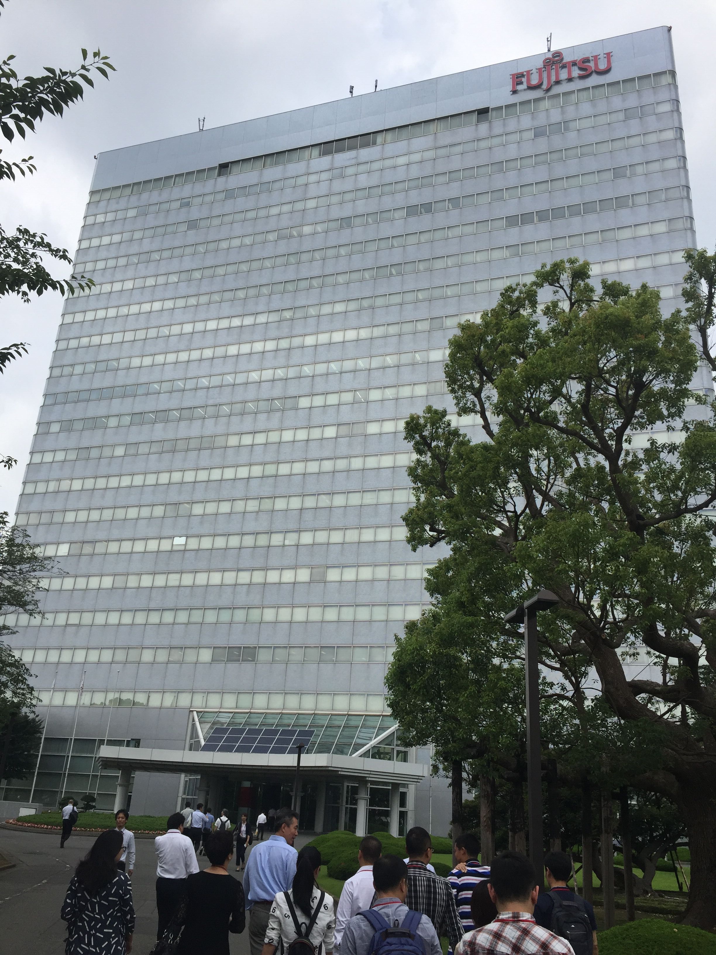考察团成员参观富士通