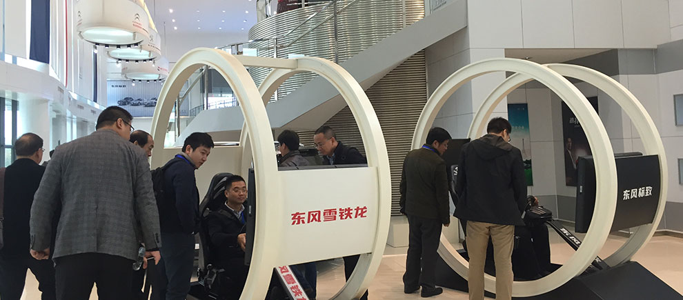考察团成员体验虚拟驾驶