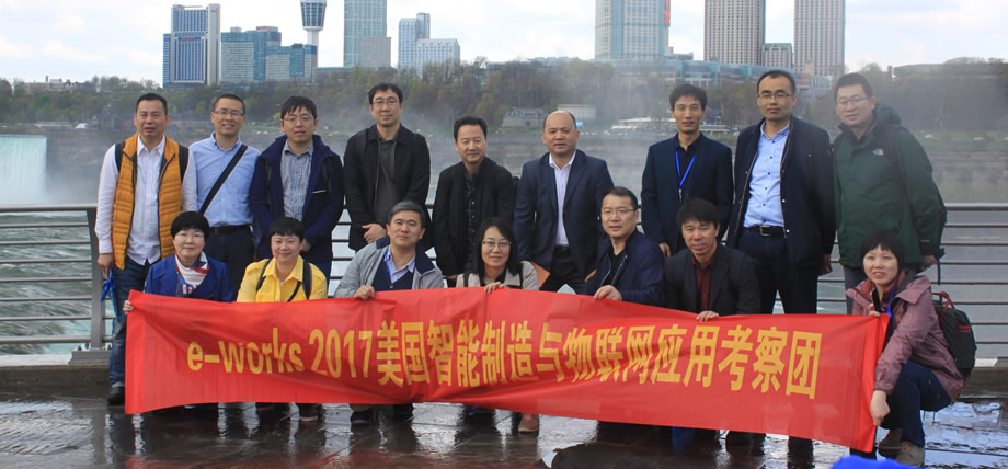 考察团游览尼亚加拉大瀑布并合影