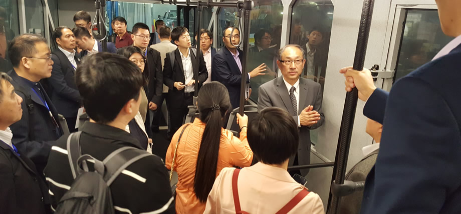 考察团成员在概念车内部