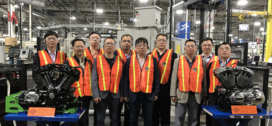 考察团参观哈雷摩托动力总成工厂