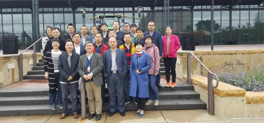 考察团参观全球农机巨头约翰·迪尔公司总部
