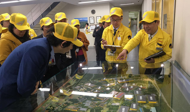 考察团参观FANUC
