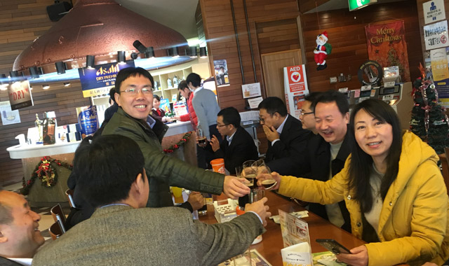 考察团成员品尝美味的朝日啤酒