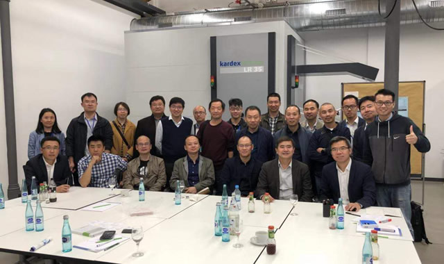 考察团成员在Kardex Remstar LR 35设备前合影留恋
