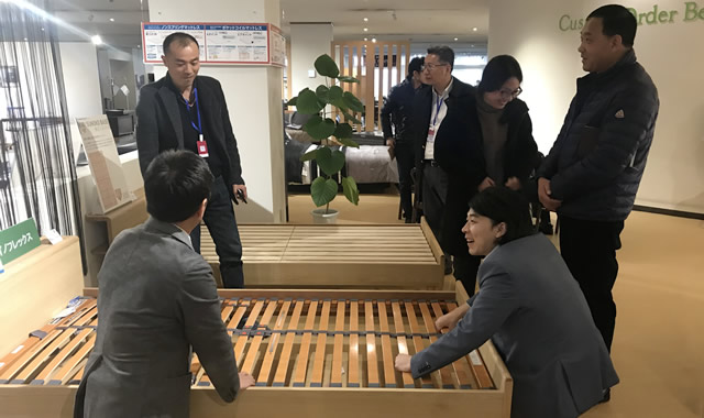 参观KARIMOKU家具展厅