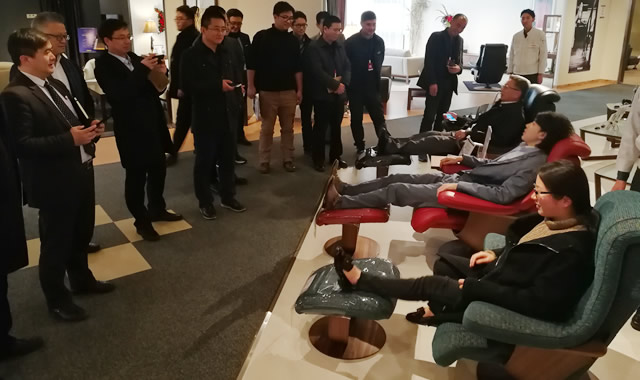 考察团参观KARIMOKU家具展厅