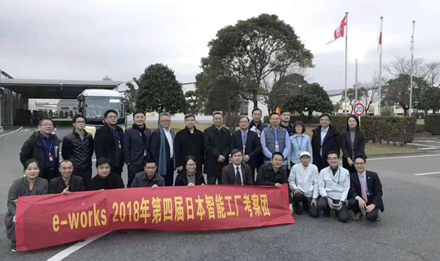 考察团成员在KARIMOKU公司合影