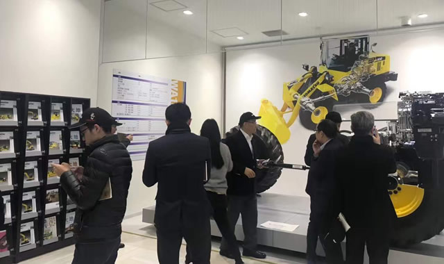 考察团成员参观小松栗津工厂
