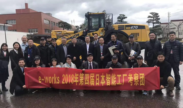 考察团成员在小松栗津工厂合影