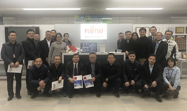 考察团成员在富士通石川工厂合影