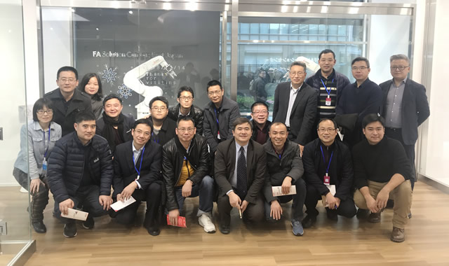 考察团成员在三菱电机工业自动化展示中心合影