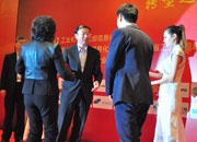 徐愈为杰出CEO们颁奖