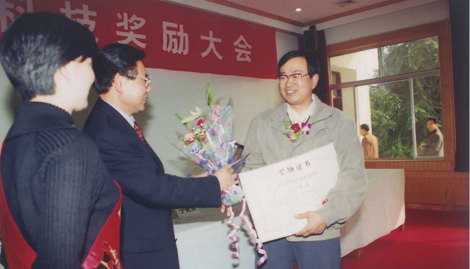 1999年11月，浙江省科技大会在我公司召开，副省长鲁松庭向省科技进步一等奖CIMS工程主要项目负责人祁国宁博士颁奖。大会上，祁博士感言：”我的大学——杭汽轮“