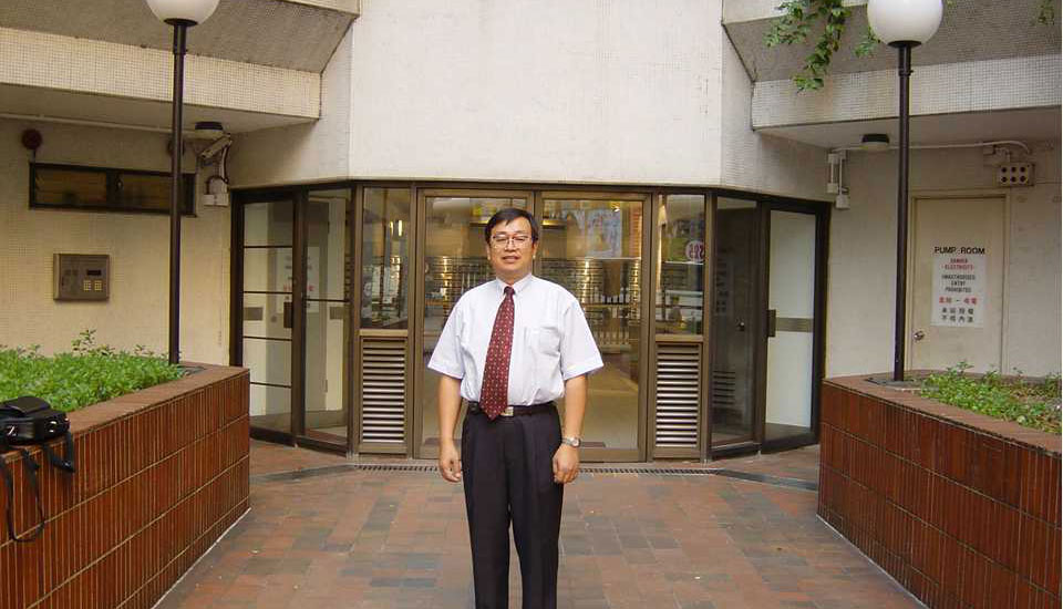 2002年8月 祁老师在香港理工大学参观